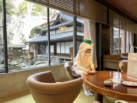 休憩室でくつろぐ大根の着ぐるみ姿の社員たち