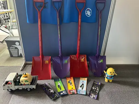 色とりどりのスコップが並んだ現場の道具